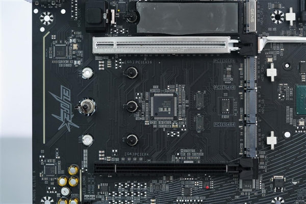 16+2+2相供电 配4路M.2！技嘉B850 AORUS ELITE X3D图赏