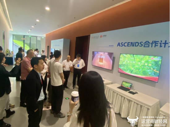 图为各界代表现场体验中国联通为四川大学定制研发并上线的“大川智问”AI校园智能体