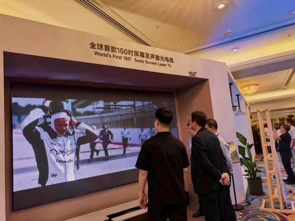 巨幕隐身,墙即银幕,激光显示构筑高阶客厅光影体验