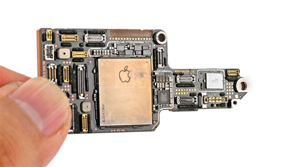 iFixit拆解iPhone 18 Pro！可变光圈精密到离谱 6片叶片薄如发丝  