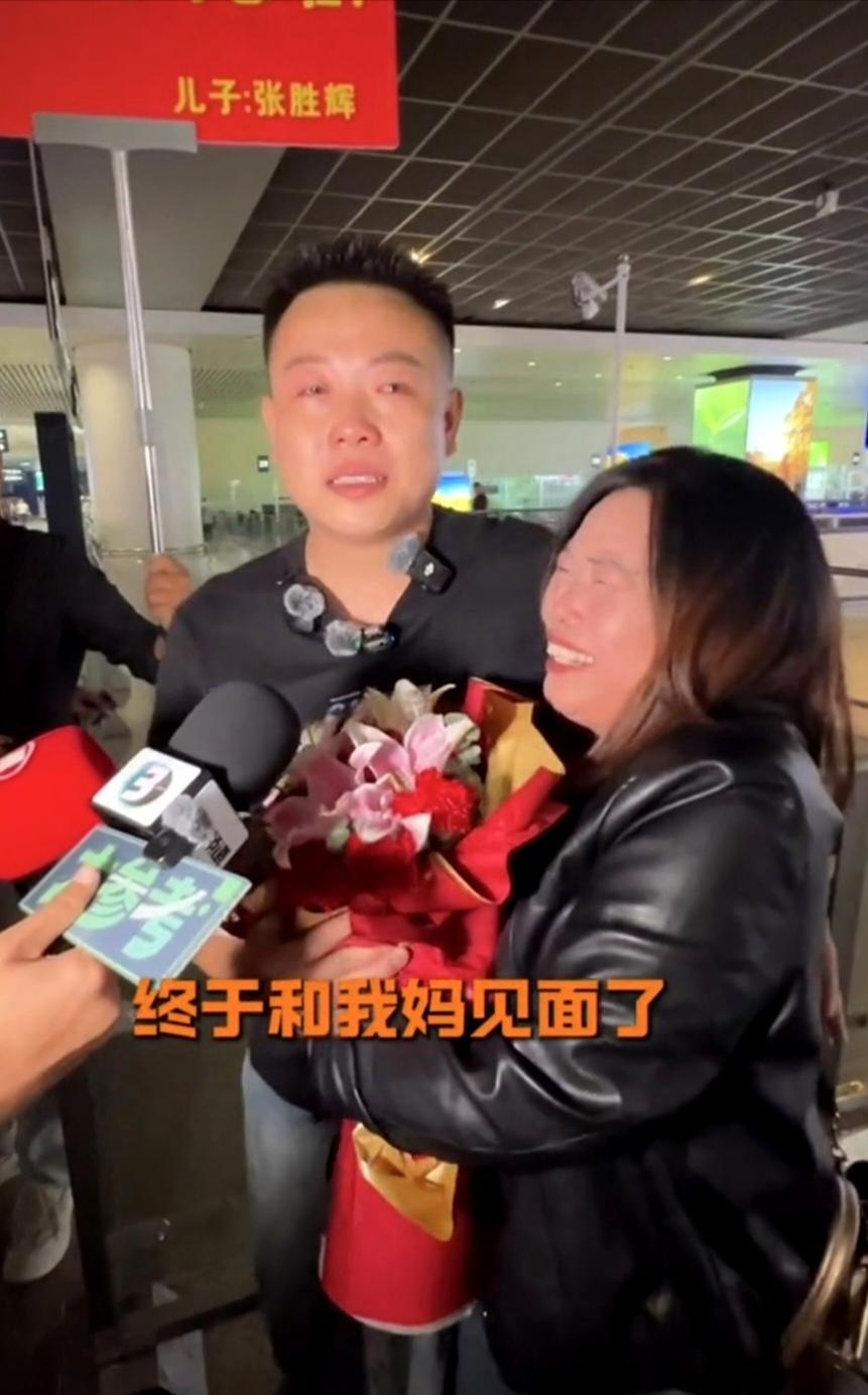 ▲李胜伟与母亲团聚