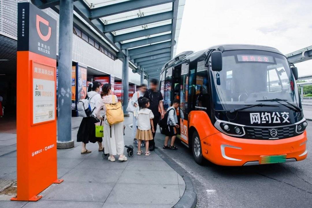 网约公交在鹰潭高铁北站等待乘客上车
