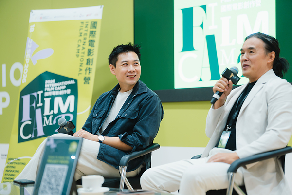 “国际电影创作营2026”在澳门威尼斯人艾德森高等教育中心举办。康城影展金摄影机奖得主陈哲艺则携手导演陈大明，于《导演之道》座谈会中深入探讨剧本开发、片场临场决策及个人视听风格的建立。