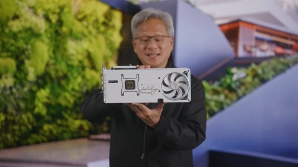 男子二手市场捡漏RTX 5090!开箱竟发现是黄仁勋亲笔签名全球唯一版