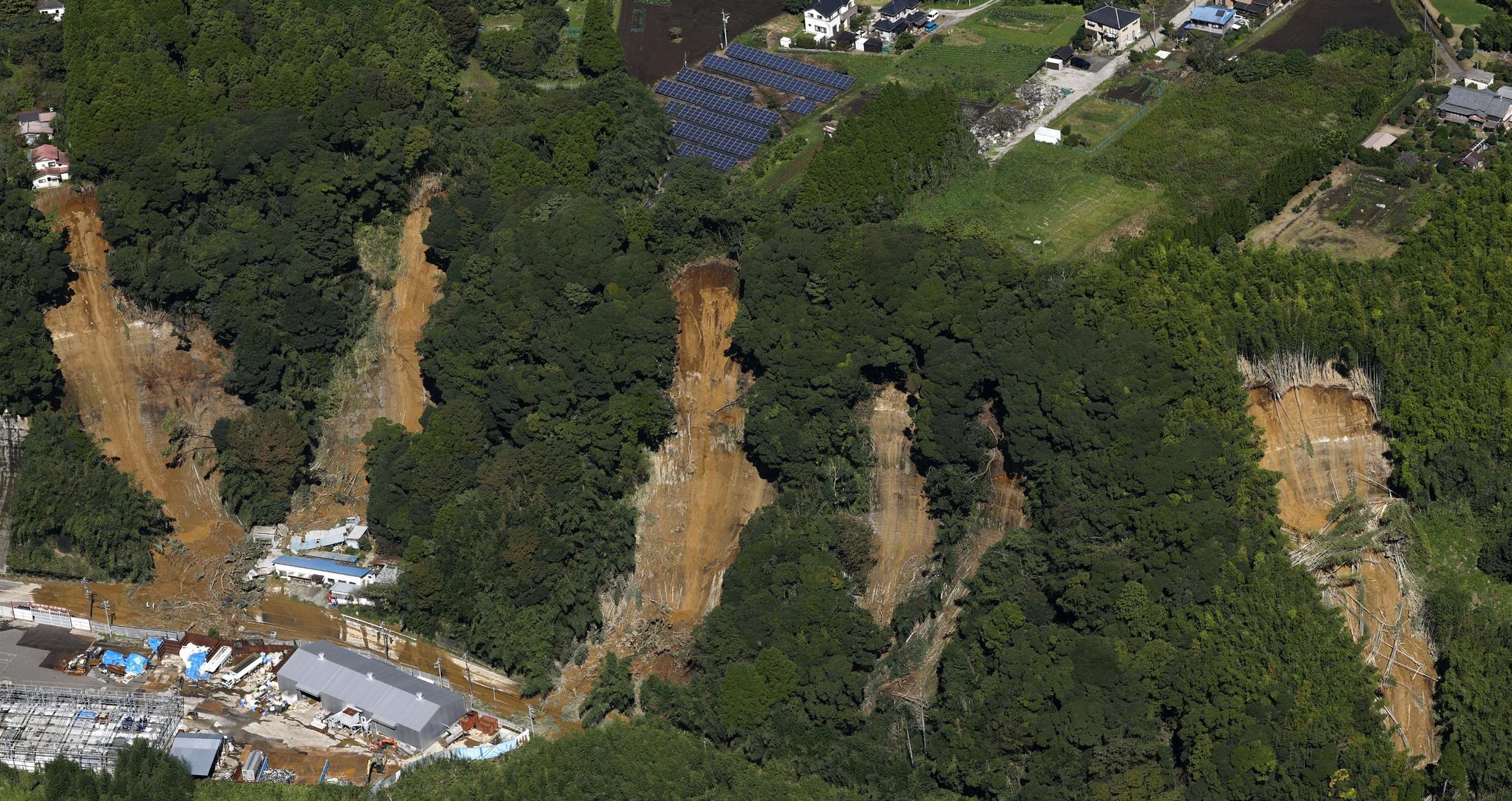 ▲当地时间2026年9月22日，日本东部千叶县中岛地区，因台风“杜鹃”引发暴雨，导致山体滑坡 图据ICphoto